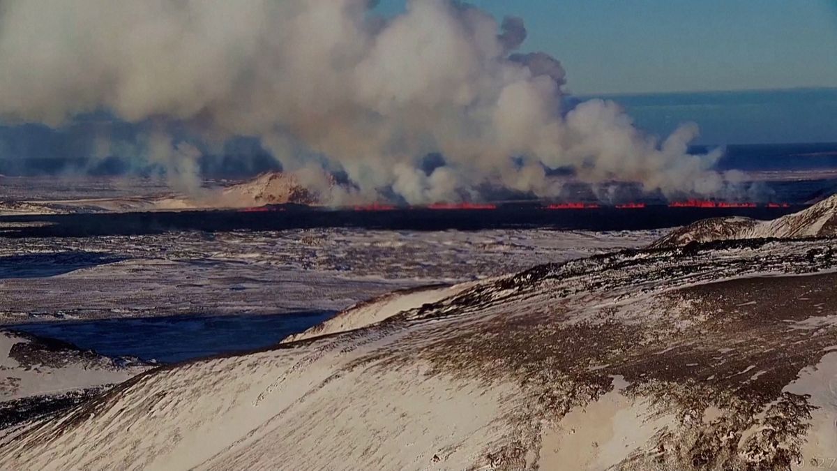Další erupce na Islandu, poloostrovu hrozí odříznutí od vody i elektřiny